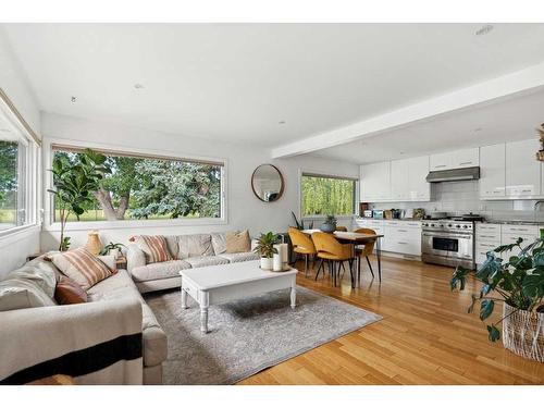 43 Hillgrove Crescent Sw, Calgary, AB - Indoor Photo Showing Living Room