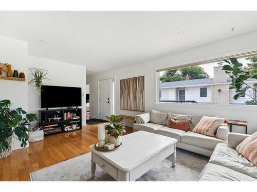 43 Hillgrove Crescent Sw, Calgary, AB - Indoor Photo Showing Living Room