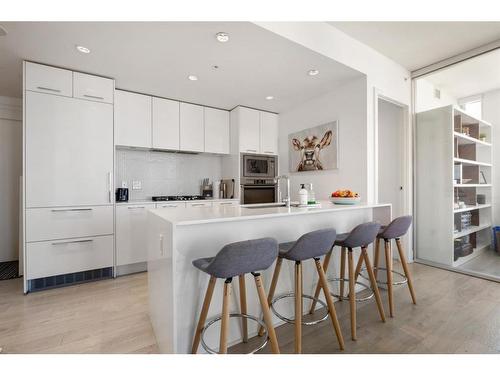 2504-901 10 Avenue Sw, Calgary, AB - Indoor Photo Showing Kitchen With Upgraded Kitchen