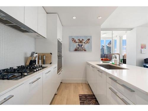 2504-901 10 Avenue Sw, Calgary, AB - Indoor Photo Showing Kitchen With Upgraded Kitchen