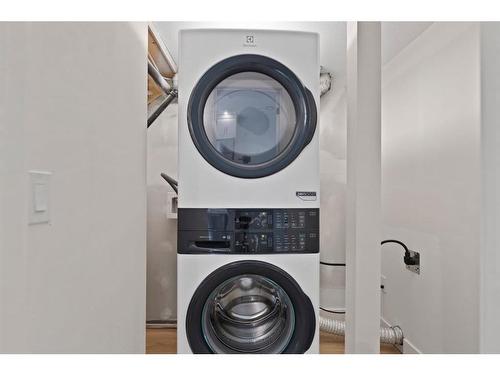 4608 82 Street Nw, Calgary, AB - Indoor Photo Showing Laundry Room