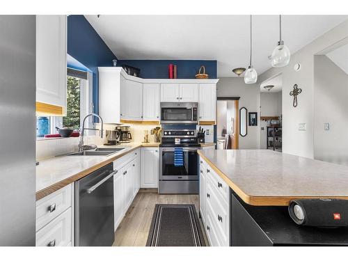 6215 Douglas Place, Olds, AB - Indoor Photo Showing Kitchen With Double Sink With Upgraded Kitchen