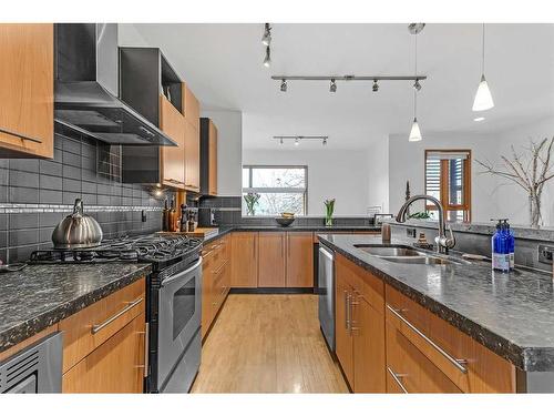 914 8 Avenue Se, Calgary, AB - Indoor Photo Showing Kitchen With Double Sink