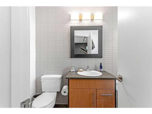 914 8 Avenue Se, Calgary, AB - Indoor Photo Showing Bathroom