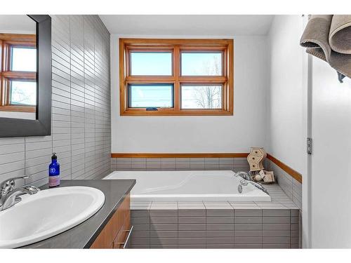 914 8 Avenue Se, Calgary, AB - Indoor Photo Showing Bathroom