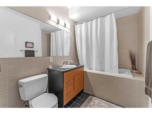 914 8 Avenue Se, Calgary, AB - Indoor Photo Showing Bathroom