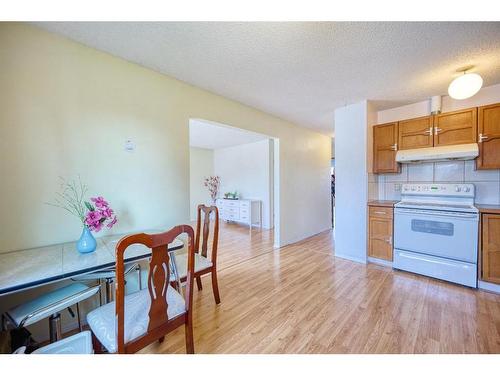 14 Bermuda Way Nw, Calgary, AB - Indoor Photo Showing Kitchen