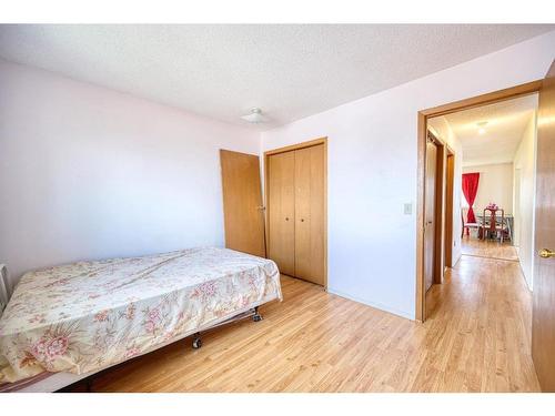 14 Bermuda Way Nw, Calgary, AB - Indoor Photo Showing Bedroom