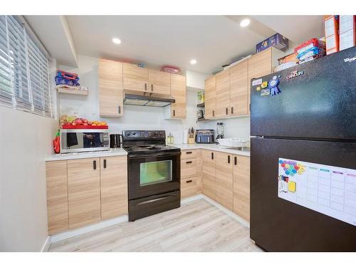 5029 North Haven Drive Nw, Calgary, AB - Indoor Photo Showing Kitchen