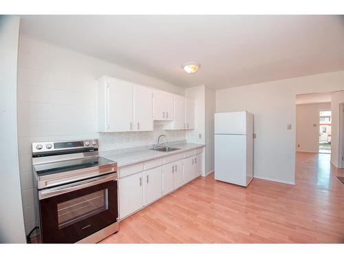 304-2211 19 Street Ne, Calgary, AB - Indoor Photo Showing Kitchen