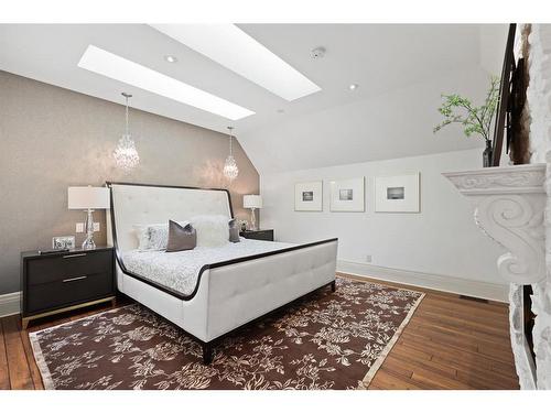 1131 Dorchester Avenue Sw, Calgary, AB - Indoor Photo Showing Bedroom