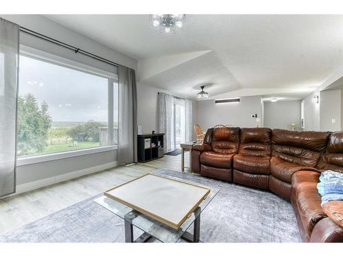 244062 Range Road 251, Rural Wheatland County, AB - Indoor Photo Showing Living Room