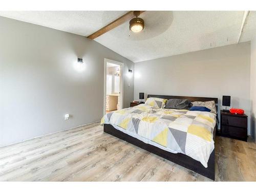 244062 Range Road 251, Rural Wheatland County, AB - Indoor Photo Showing Bedroom