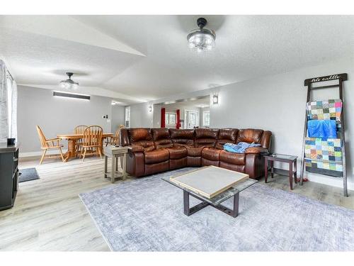 244062 Range Road 251, Rural Wheatland County, AB - Indoor Photo Showing Living Room