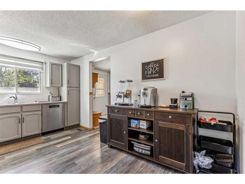 6824 4 Avenue Ne, Calgary, AB - Indoor Photo Showing Kitchen