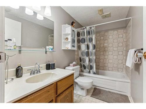 6824 4 Avenue Ne, Calgary, AB - Indoor Photo Showing Bathroom