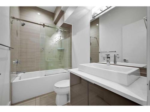 2505 21 Street Sw, Calgary, AB - Indoor Photo Showing Bathroom