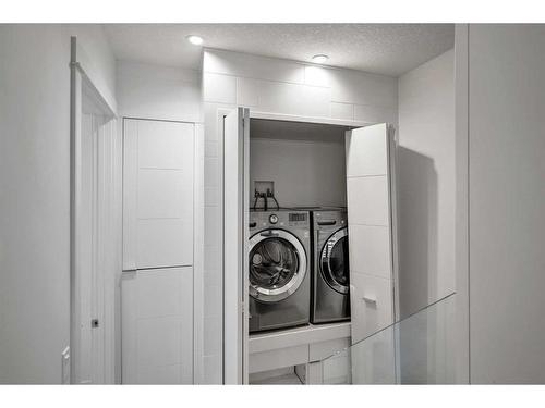 2505 21 Street Sw, Calgary, AB - Indoor Photo Showing Laundry Room