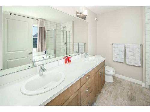 338 Evansglen Drive Nw, Calgary, AB - Indoor Photo Showing Bathroom