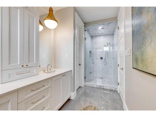 2027 46 Avenue Sw, Calgary, AB - Indoor Photo Showing Bathroom