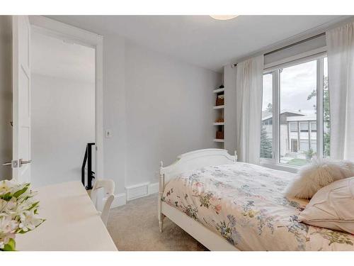 2027 46 Avenue Sw, Calgary, AB - Indoor Photo Showing Bedroom