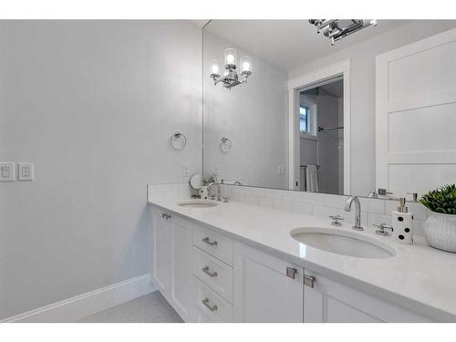 2027 46 Avenue Sw, Calgary, AB - Indoor Photo Showing Bathroom