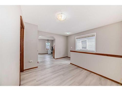 20 Panatella Drive Nw, Calgary, AB - Indoor Photo Showing Bathroom