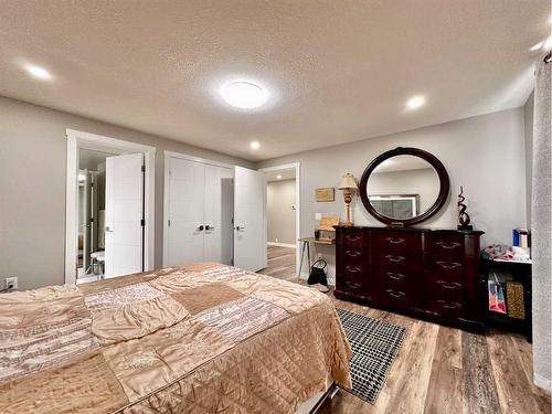 6403 35 Avenue Nw, Calgary, AB - Indoor Photo Showing Bedroom