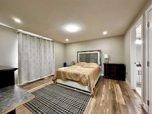 6403 35 Avenue Nw, Calgary, AB - Indoor Photo Showing Bedroom