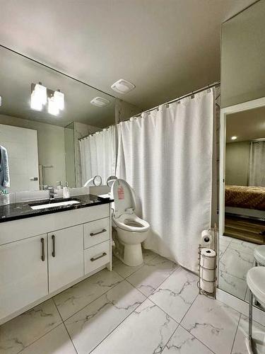 6403 35 Avenue Nw, Calgary, AB - Indoor Photo Showing Bathroom