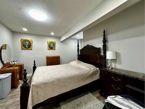 6403 35 Avenue Nw, Calgary, AB - Indoor Photo Showing Bedroom