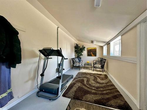 6403 35 Avenue Nw, Calgary, AB - Indoor Photo Showing Gym Room