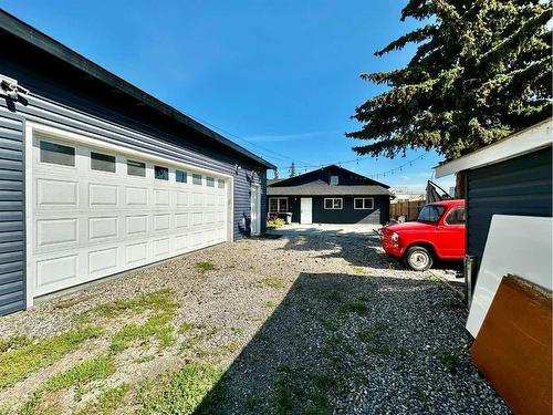 6403 35 Avenue Nw, Calgary, AB - Outdoor