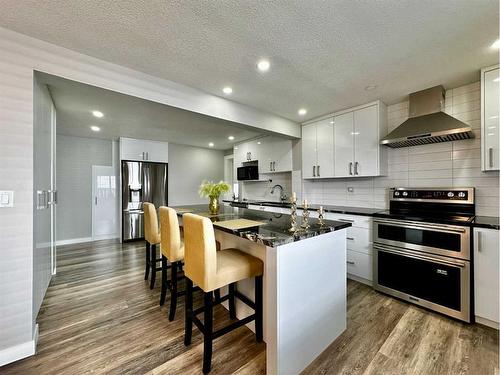 6403 35 Avenue Nw, Calgary, AB - Indoor Photo Showing Kitchen With Upgraded Kitchen