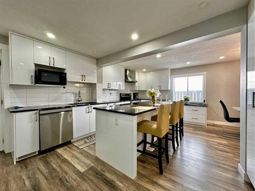 6403 35 Avenue Nw, Calgary, AB - Indoor Photo Showing Kitchen With Upgraded Kitchen