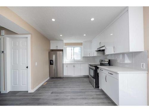 103 Pineson Place, Calgary, AB - Indoor Photo Showing Kitchen