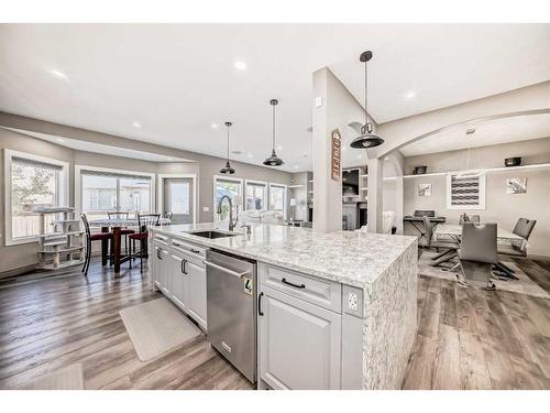 286 Taravista Drive Ne, Calgary, AB - Indoor Photo Showing Kitchen With Upgraded Kitchen