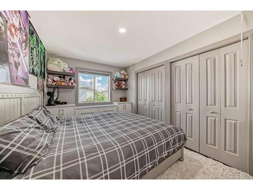 286 Taravista Drive Ne, Calgary, AB - Indoor Photo Showing Bedroom