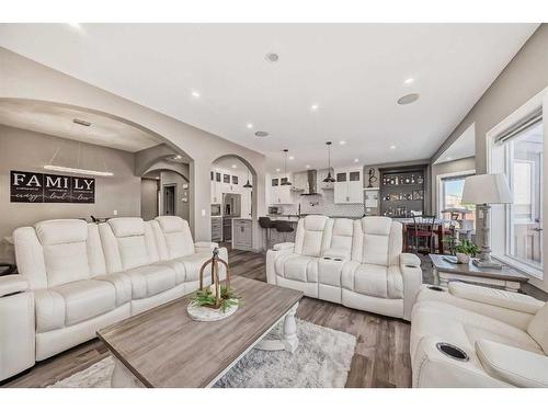 286 Taravista Drive Ne, Calgary, AB - Indoor Photo Showing Living Room