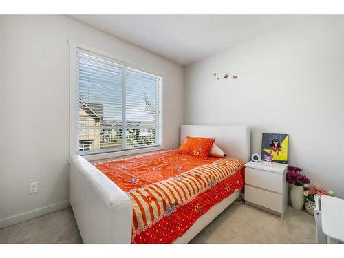 27 Sherwood Lane Nw, Calgary, AB - Indoor Photo Showing Bedroom