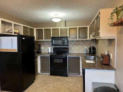 175 Templehill Drive Ne, Calgary, AB - Indoor Photo Showing Kitchen With Double Sink