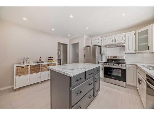 623 Canterbury Drive Sw, Calgary, AB - Indoor Photo Showing Kitchen