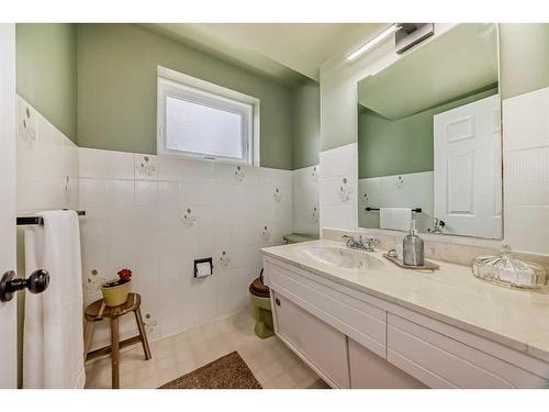 623 Canterbury Drive Sw, Calgary, AB - Indoor Photo Showing Bathroom