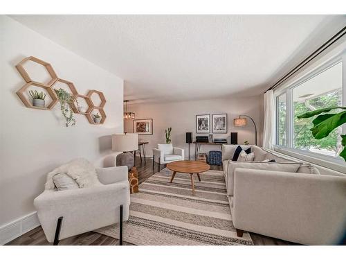 623 Canterbury Drive Sw, Calgary, AB - Indoor Photo Showing Living Room
