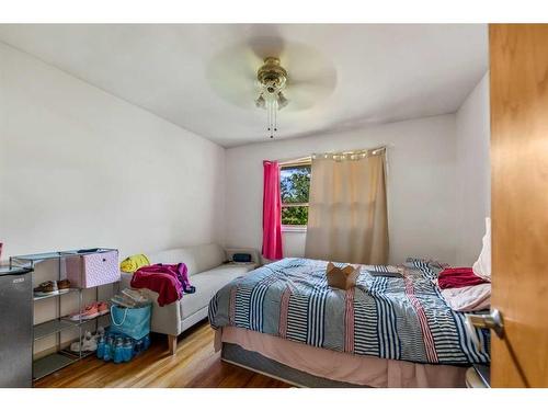 3206 29 Street Sw, Calgary, AB - Indoor Photo Showing Bedroom