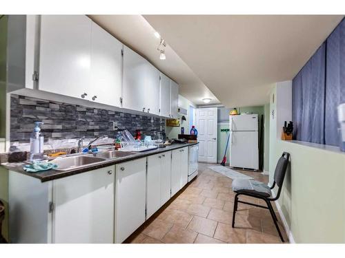 3206 29 Street Sw, Calgary, AB - Indoor Photo Showing Kitchen With Double Sink