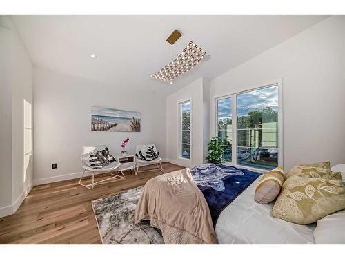 1710 29 Street Sw, Calgary, AB - Indoor Photo Showing Bedroom