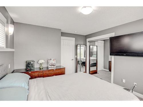 60-111 Rainbow Falls Gate, Chestermere, AB - Indoor Photo Showing Bedroom