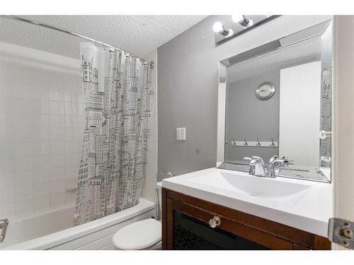 101D-5601 Dalton Drive Nw, Calgary, AB - Indoor Photo Showing Bathroom