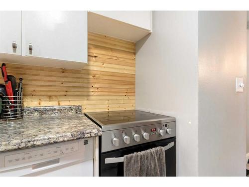 101D-5601 Dalton Drive Nw, Calgary, AB - Indoor Photo Showing Kitchen